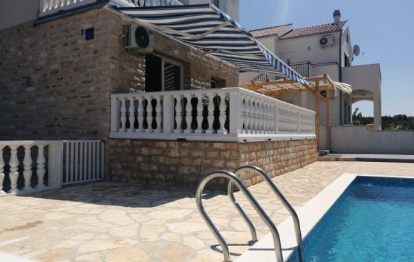 Herrliche Villa mit 3 Wohnungen und einem Pool  Novigradsko More